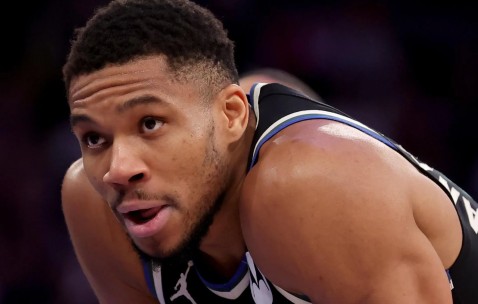 字母哥官方宣布领先优势明显新规，曼联引发争议！赛场气氛高涨-九游体育